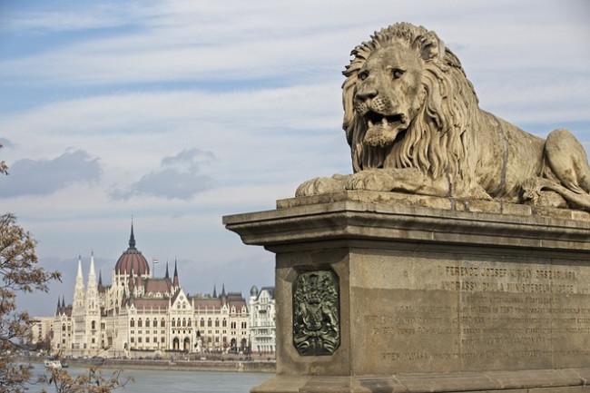 Le famose statue dei leoni del Ponte delle Catene